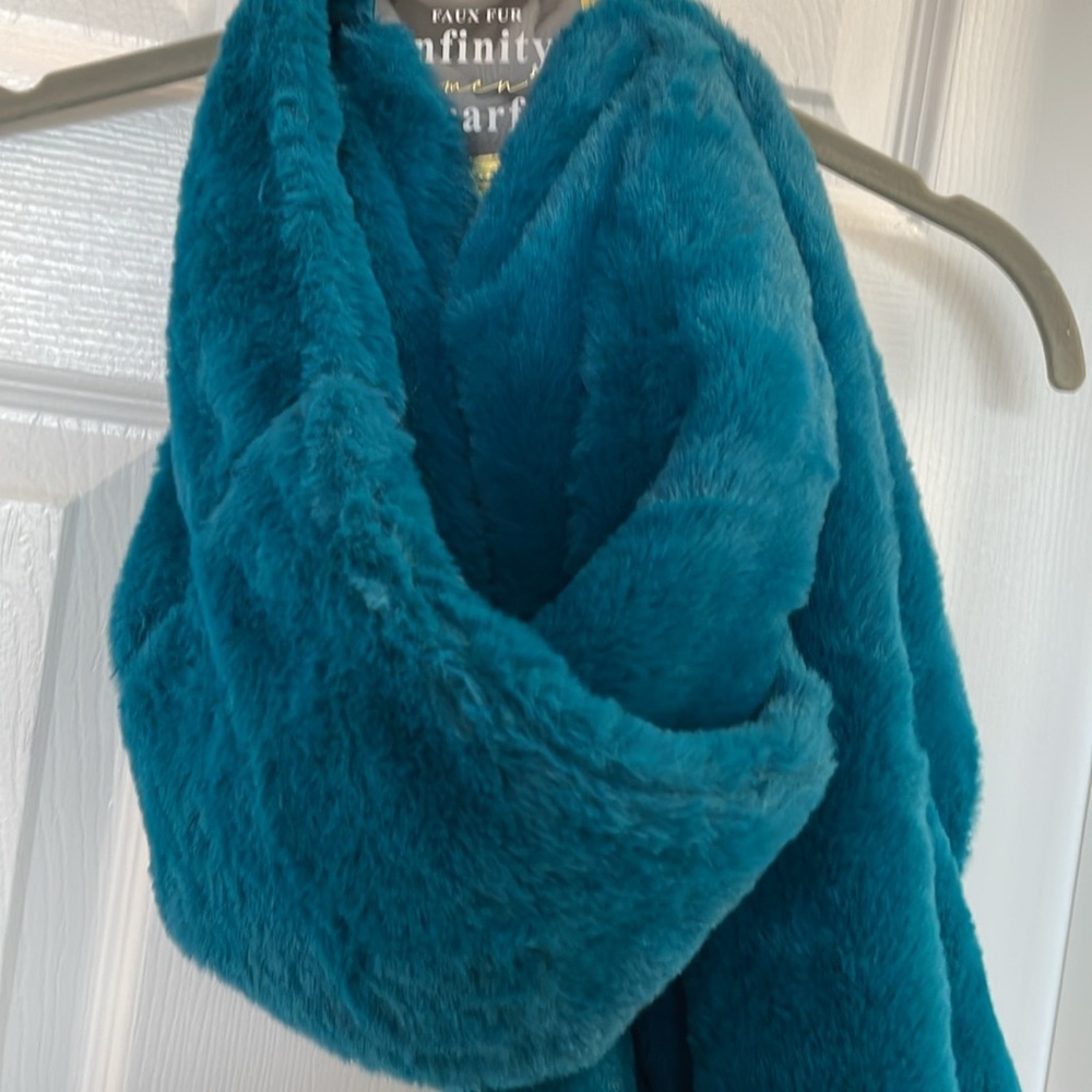 BEAUTIFUL Faux Fur Infinity Scarf Teal Green 9.5” X 68 Inches